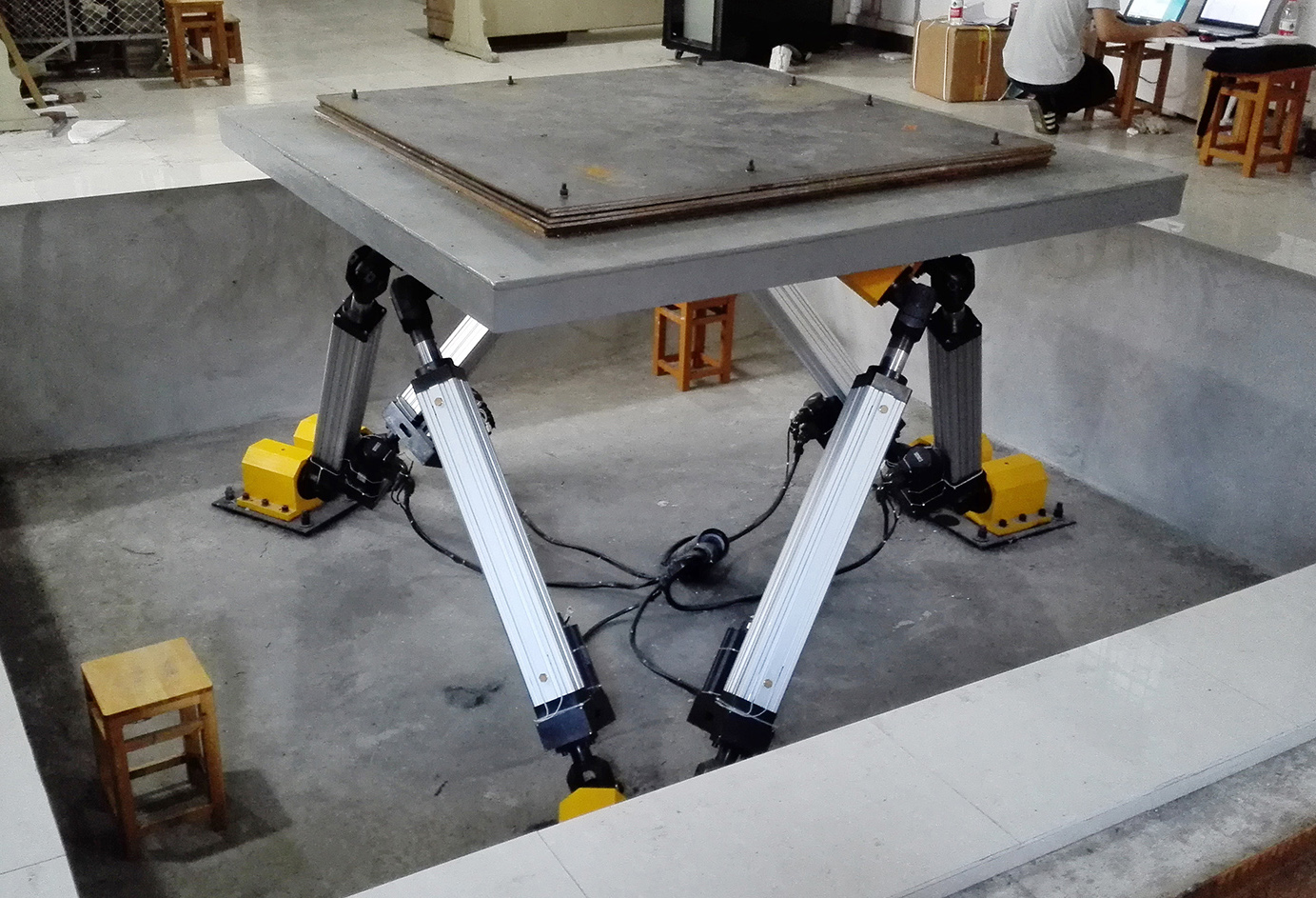 六自由度搖擺臺(tái)（折返+虎克鉸）